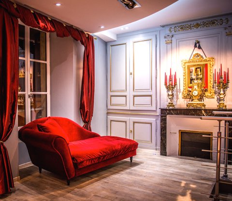 Esapce détente avec canapé rouge au salon de coiffure Eric Stipa à Bourges (18)