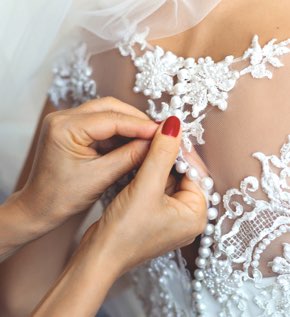Photo d'illustration : une mariée met sa robe