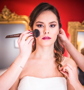 Photo d'illustration : une mariée se fait maquiller