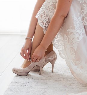 Photo d'illustration : une mariée met ses chaussures