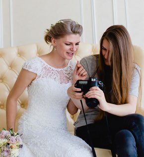 Photo d'illustration : une mariée discute avec son photographe