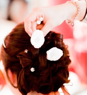 Photo d'illustration : une mariée met en valeur ses cheveux, sa coiffure