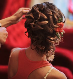 Photo d'illustration : une mariée se fait coiffer
