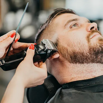 Un coiffeur rase la barbe d'un homme barbu avec une tondeuse à Bourges dans le Cher 18